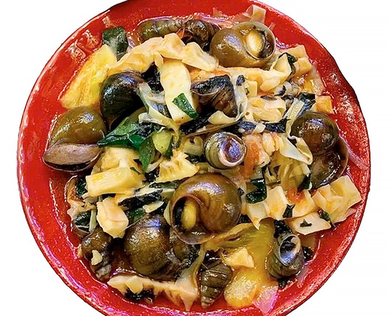 Ốc mix xào măng đậu